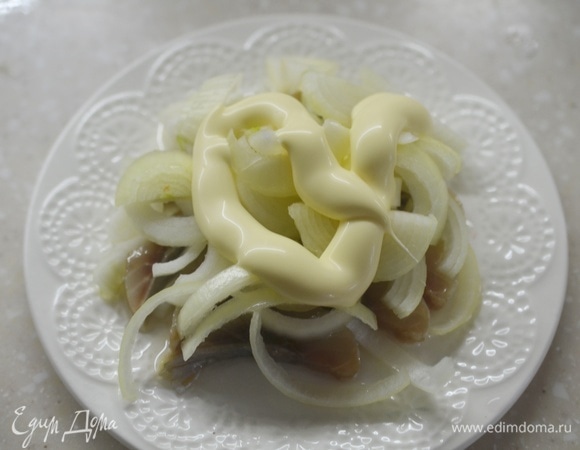 Затем — немного майонеза.