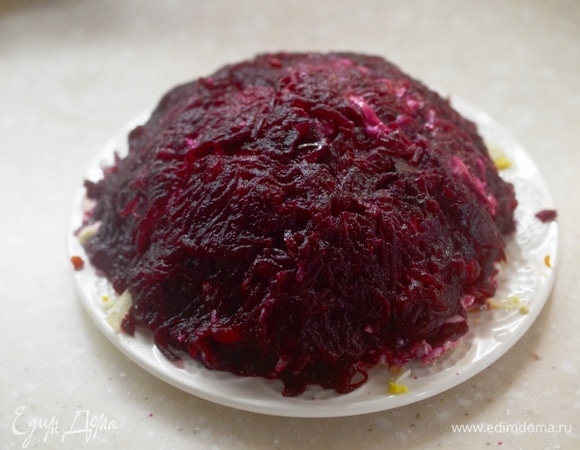 Свеклу почистите, натрите на терке и выложите следующим слоем.