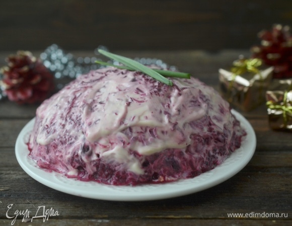 Сверху распределите оставшийся майонез и дайте салату пропитаться. Подавайте к столу. Приятного аппетита!