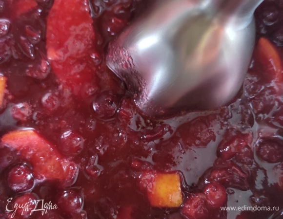 Погружным блендером превратить массу в пюре.