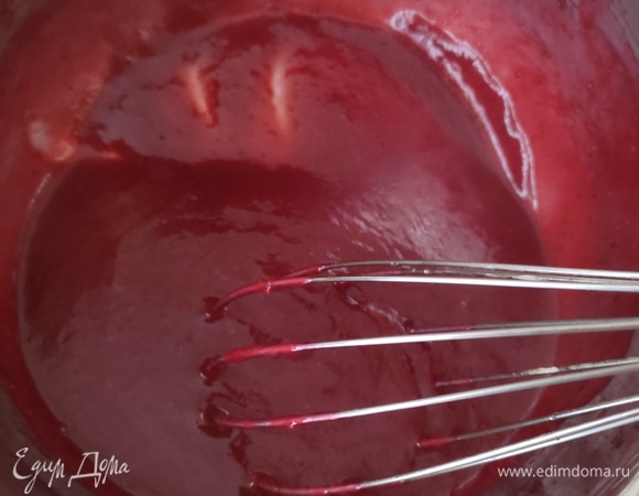 Крахмал размешать в воде до растворения и ввести в соус, помешивая. Вернуть ковш с соусом на плиту. Варить до загустения при постоянном помешивании, примерно 2–3 минуты. Снять с плиты, остудить. Можно хранить в холодильнике несколько дней. Соус добавляет кисло-сладкую пряную нотку и делает вкус любого блюда гораздо интереснее. Попробуйте!