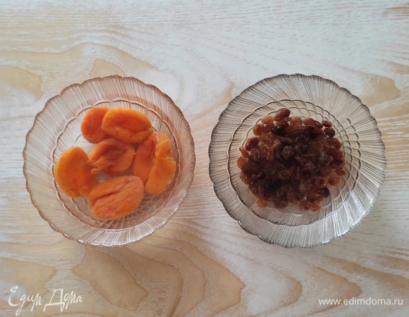 Курагу и изюм замочить в теплой воде на 5–7 минут, после чего воду слить и обсушить сухофрукты бумажным полотенцем.