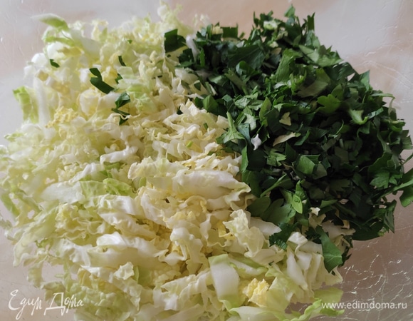 Пекинскую капусту нашинковать, петрушку мелко нарезать. Слегка примять руками.