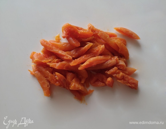 Курагу нарезать соломкой.