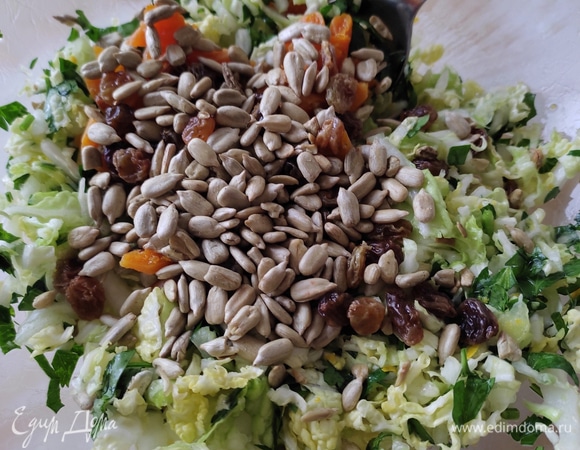 Семена подсолнечника промыть, обсушить и выложить на сухую сковородку. Постоянно помешивая, жарить до легкого румянца, как только семечки начинают трещать, выключить огонь и продолжать мешать еще 1–2 минуты, чтобы семечки не подгорели. В чашу с капустой выложить курагу, изюм, семечки, перемешать, попробовать на соль и досолить при необходимости. Заправить оливковым маслом, и можно пробовать. Салат подавать сразу после приготовления. Это очень необычно и очень вкусно!