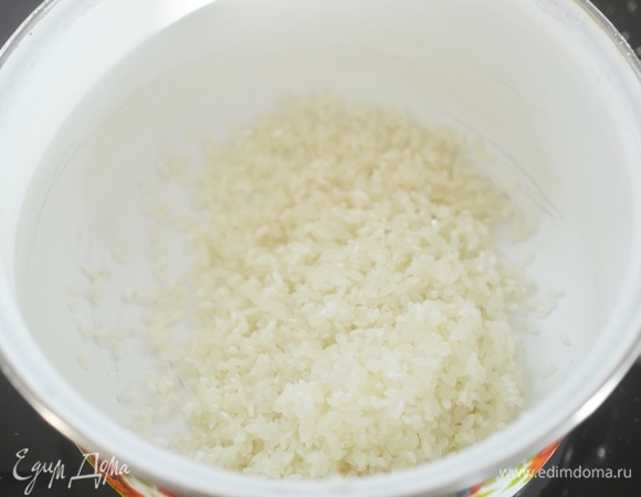 Рис хорошо промойте холодной водой.