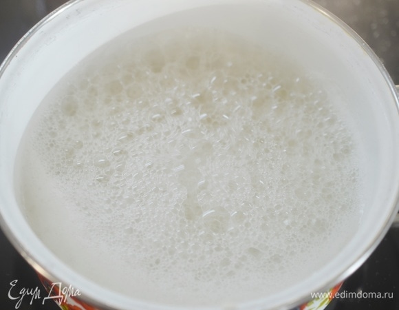Доведите до кипения и варите на небольшом огне практически до полного испарения жидкости. При приготовлении молочной рисовой каши рис всегда сначала варят на воде.