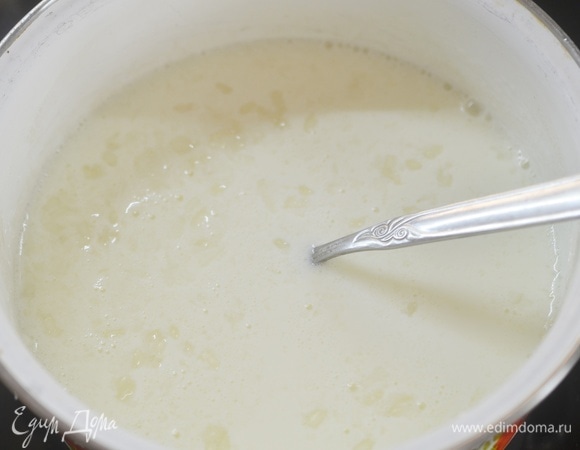 Влейте молоко.