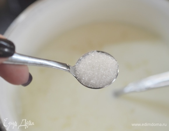 Посолите, добавьте сахар.