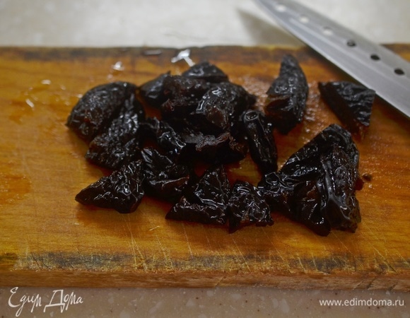 Пока каша варится, промойте чернослив и нарежьте на кусочки.