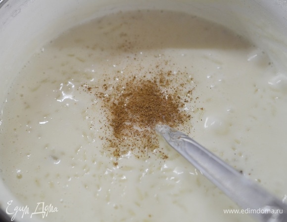 Приправьте готовую кашу корицей.