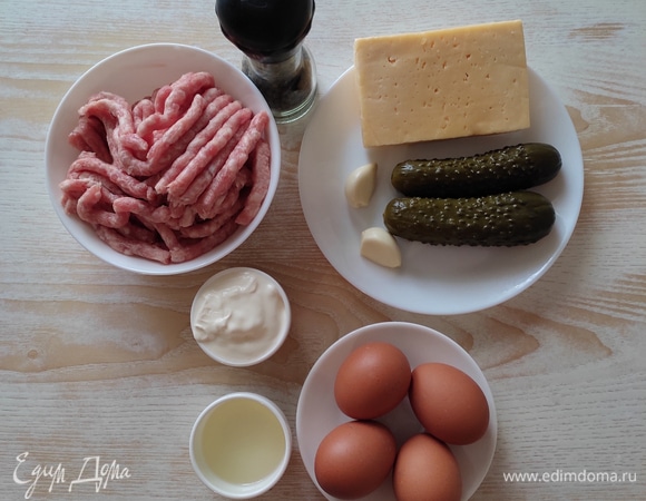 Подготовить все ингредиенты. Фарш можно брать любой, у меня из свинины и говядины.