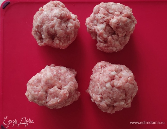 В фарш добавляем соль и перец, перемешиваем и делим на 4 части (примерно одинаковые).