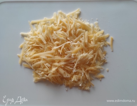 Сыр трем на крупной терке. Делим на 4 части.