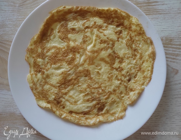 Для блинчиков яйца взбиваем вилкой, добавляем молоко, соль, перемешиваем. Сковороду смазываем растительным маслом и выливаем примерно 1/4 яичной смеси, распределяем по сковороде, поджариваем блинчик примерно 15 секунд, переворачиваем и жарим с другой стороны 15 секунд. Аналогично жарим еще 3 блинчика.