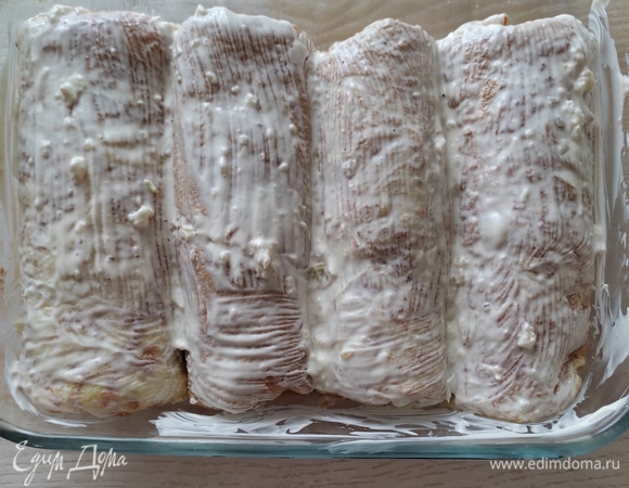 Бризоли помещаем в форму для запекания, смазываем со всех сторон соусом и ставим в разогретую до 180°C духовку примерно на 40–60 минут. Ориентируйтесь по своей духовке.