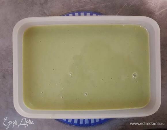 Поставьте получившуюся смесь в холодильник на 3 часа минимум.