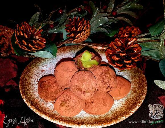 Сформируйте шарики из шоколадной смеси, положите кусочек какао-боба (или каких-нибудь орехов) внутрь трюфеля и обваляйте в какао-порошке. Храните в холодильнике.