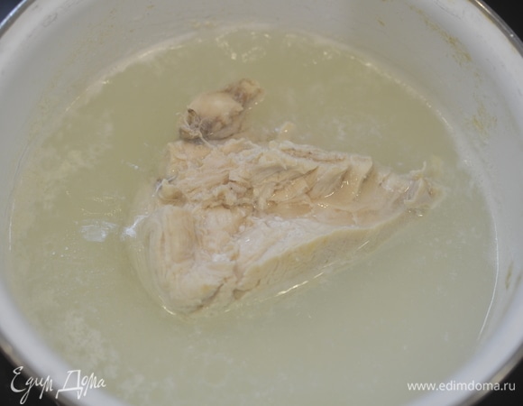 Куриную грудку отварите до готовности, мелко нарежьте.