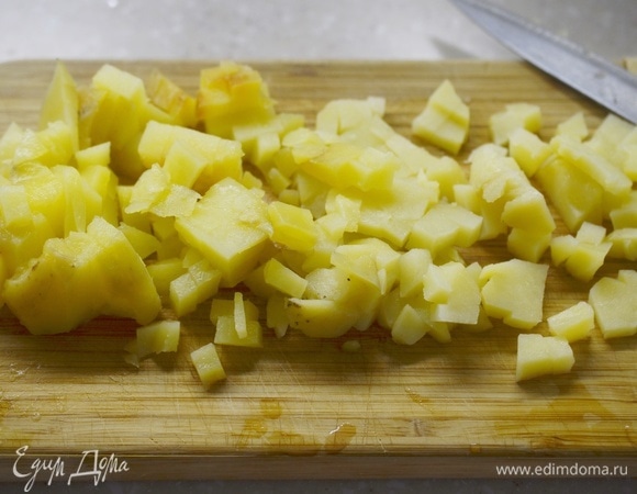 Картофель почистите, нарежьте кубиком.