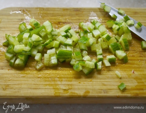 Огурец нарежьте мелким кубиком.