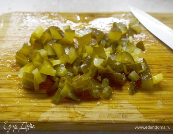 Соленый огурец — кубиком.