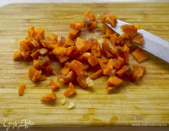 Морковь почистите, измельчите.