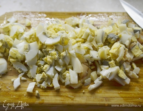 Яйца отварите вкрутую, охладите, почистите и измельчите.