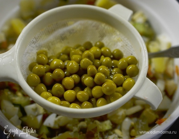 С горошка слейте жидкость и добавьте в салат.