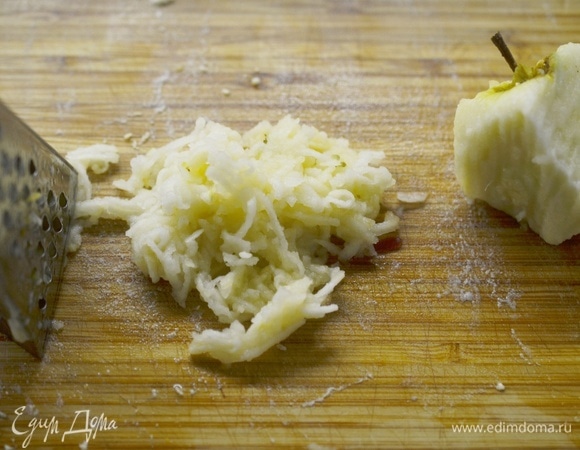 Яблоко почистите, натрите на терке и добавьте в салат.