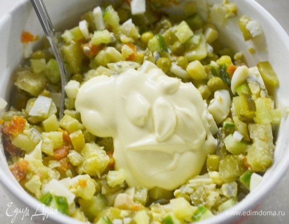 Заправьте салат майонезом. Солить рекомендую перед самой подачей, иначе салат будет водянистым.