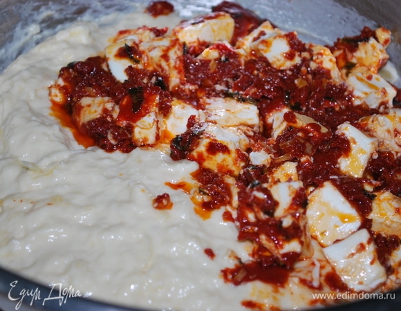 Добавьте томатную массу с фетой, перемешайте тесто до однородности.