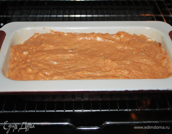 Форму для выпекания (у меня размер — 12х24 см) смажьте маслом и слегка посыпьте манной крупой. Выложите тесто в форму, выпекайте при 170°C примерно 50–55 минут, до готовности.