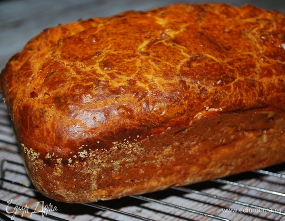 Готовому кексу дайте 5 минут остыть в форме, достаньте, переложите на тарелку.