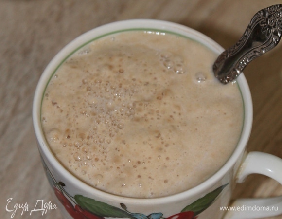 В теплой воде растворяем сухие дрожжи. Оставляем на 5 минут.