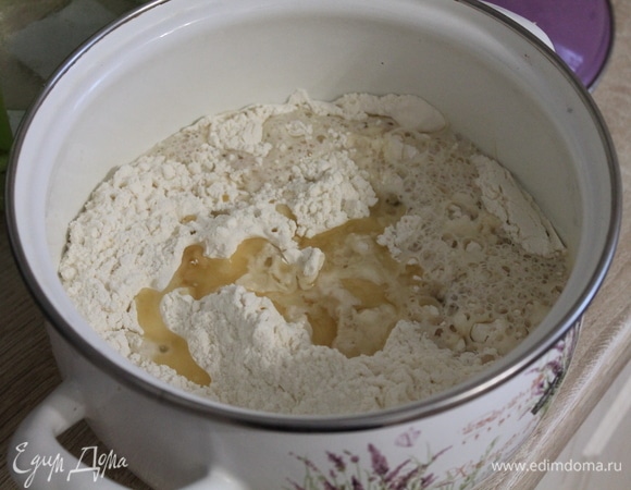 Соединяем муку, разведенные дрожжи, соль, сахар и 2 ст. л. растительного масла.
