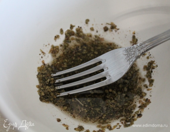 В отдельной посуде соединяем 1 ст. ложку растительного масла, черный молотый перец и орегано.