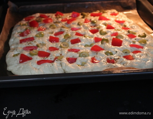 Тесто выкладываем на противень и распределяем сверху начинку. Затем смазываем маслом со специями. Выпекаем при 180°C 20 минут.