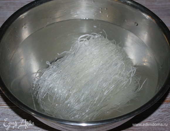 Фунчозу залейте холодной водой на 10 минут.