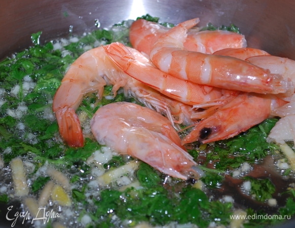 Чеснок очистите и мелко порубите, свежие листья кинзы вымойте и нарежьте. Корень имбиря очистите, нарежьте тонкими полосками. Креветки разрежьте вдоль спинки и очистите от кишки, если это необходимо. В сотейнике с толстым дном разогрейте растительное масло, добавьте имбирь, чеснок, кинзу и креветки, прогрейте все вместе 2–3 минуты. Достаньте креветки из сотейника и сложите их на тарелку.
