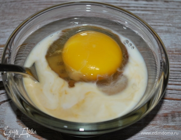 В миске слегка взбейте яйцо со сливками и соевым соусом.