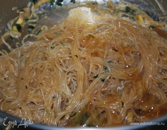 В сотейник добавьте фунчозу, залейте заправкой из яйца, сливок и соевого соуса, перемешайте. Добавьте примерно 60–70 мл воды, убавьте огонь до минимума, накройте сотейник крышкой и варите фунчозу примерно 5–6 минут, не забывая помешивать. Если вода полностью выкипит, а фунчоза будет жесткой, добавьте еще немного воды.