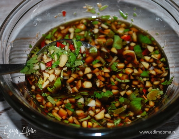 Для соуса соедините в миске соевый соус, мед, сок лимона, мелко нарезанный чеснок, кинзу и острый красный перец.