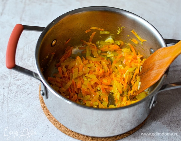 Лук нарезать, морковь натереть на терке. Обжарить на смеси сливочного и растительного масел.