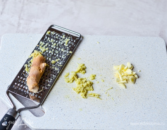 Чеснок мелко нарезать, имбирь натереть на терке. Добавить в пережарку и готовить еще пару минут.