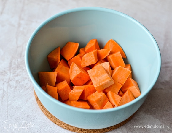 Батат очистить и нарезать крупным кубиком.