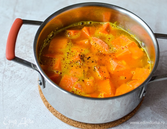 Добавить в кастрюлю, залить водой или бульоном, посолить и поперчить. Варить до мягкости батата.