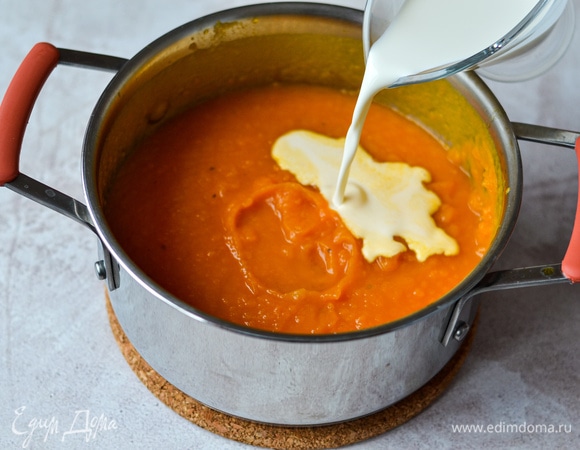 Влить сливки и довести до кипения.