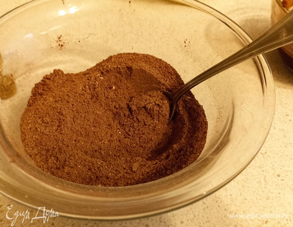 В чашу просеять муку, какао, разрыхлитель и соль.