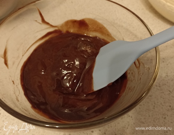 Масло и 85 г шоколада нарезать на кусочки и растопить в микроволновке или на водяной бане. Размешать до однородности.
